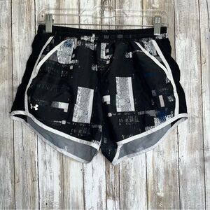 Under Armor Loose Black & White Printed Breathable Shorts